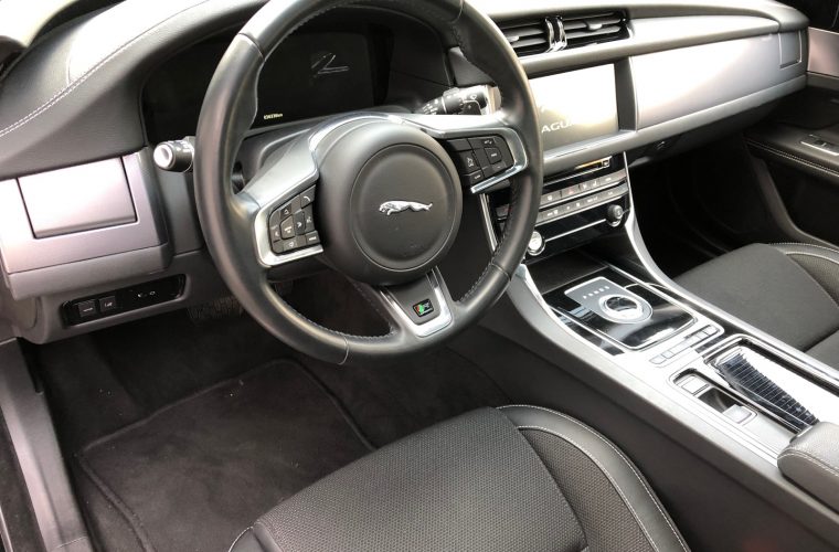 Jaguar XF 3 0d R Sport 300 cv vendu et importé par