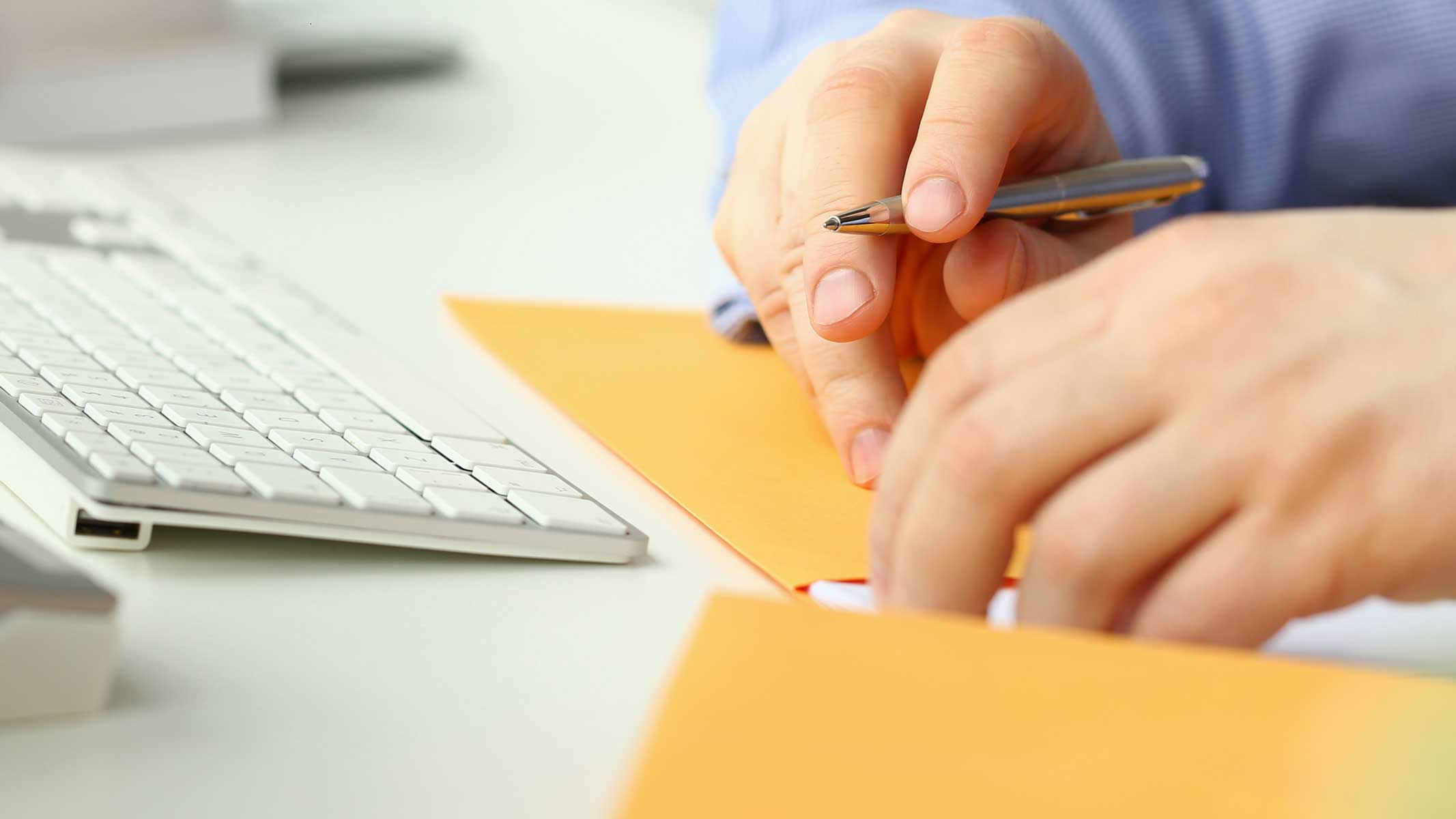 Mains avec papiers et un clavier