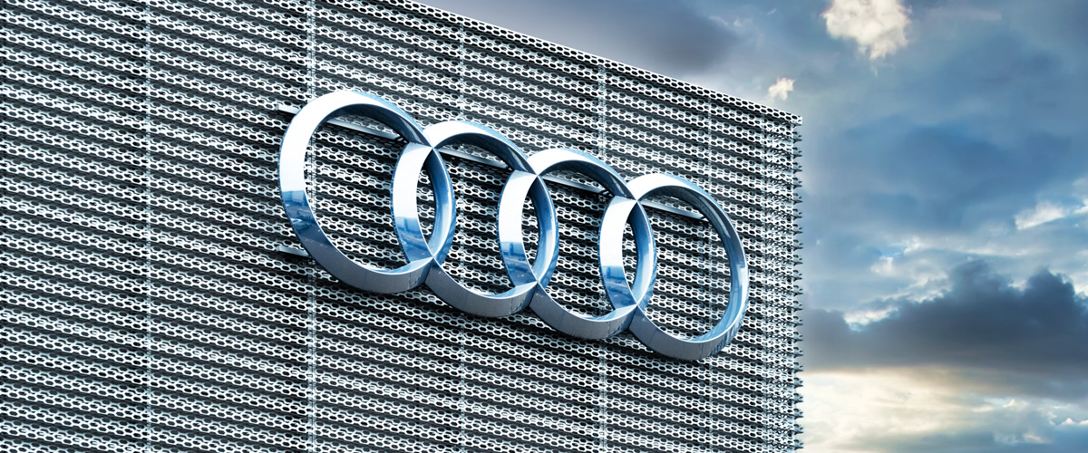 La marque aux anneaux, l'emblème d'Audi sur une concession