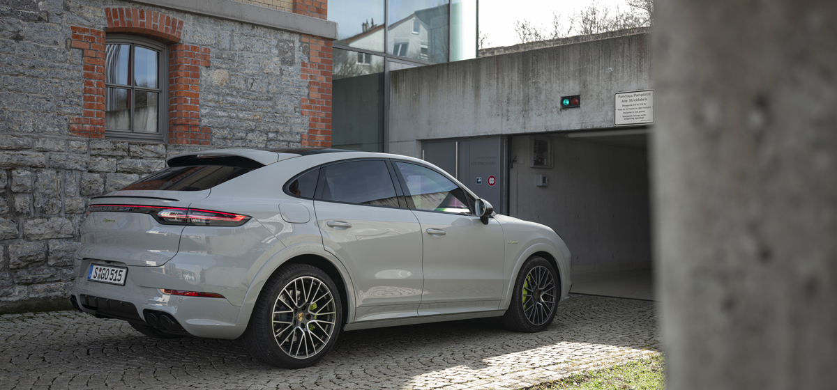 Porsche Cayenne E-Hybrid en stationnement 
