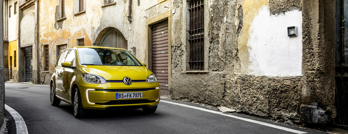 Volkswagen e-up! dans la rue étroite d'un petit village