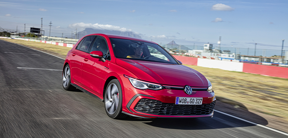 Volkswagen Golf GTI lancée à pleine vitesse sur un circuit