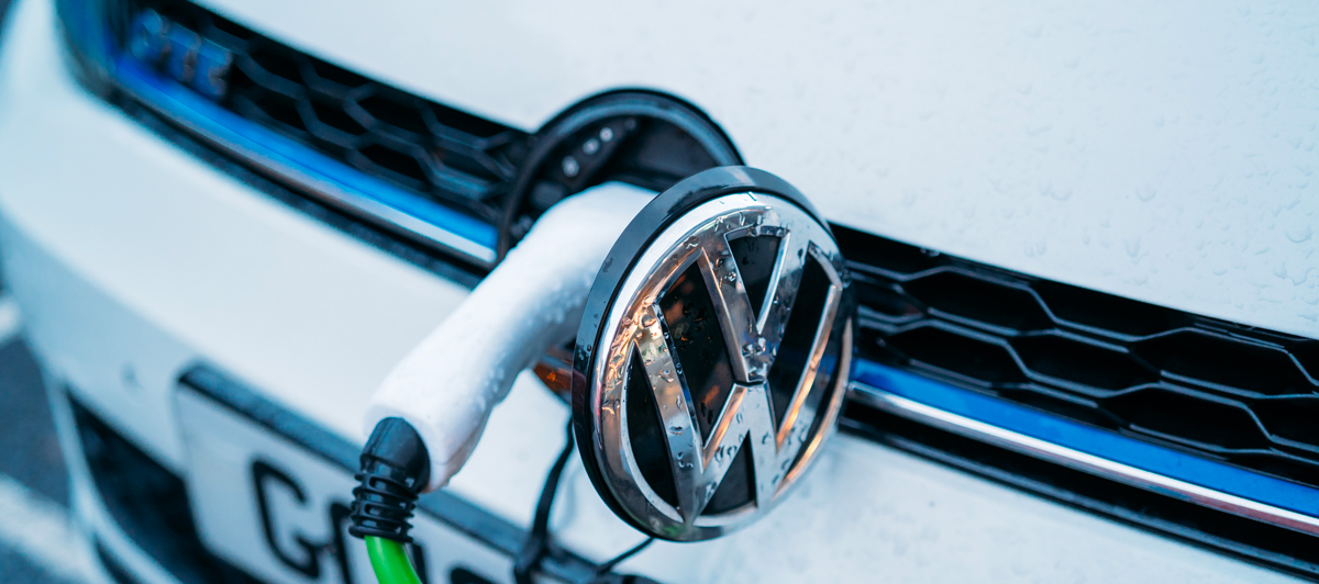 Un véhicule électrique Volkswagen en pleine recharge