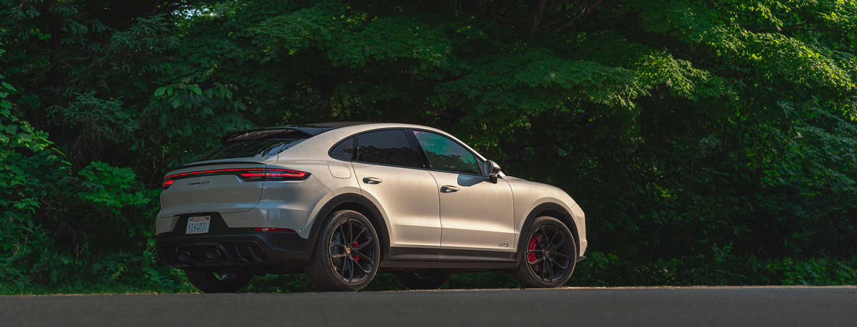 Porsche Cayenne GTS Coupé dans la forêt 