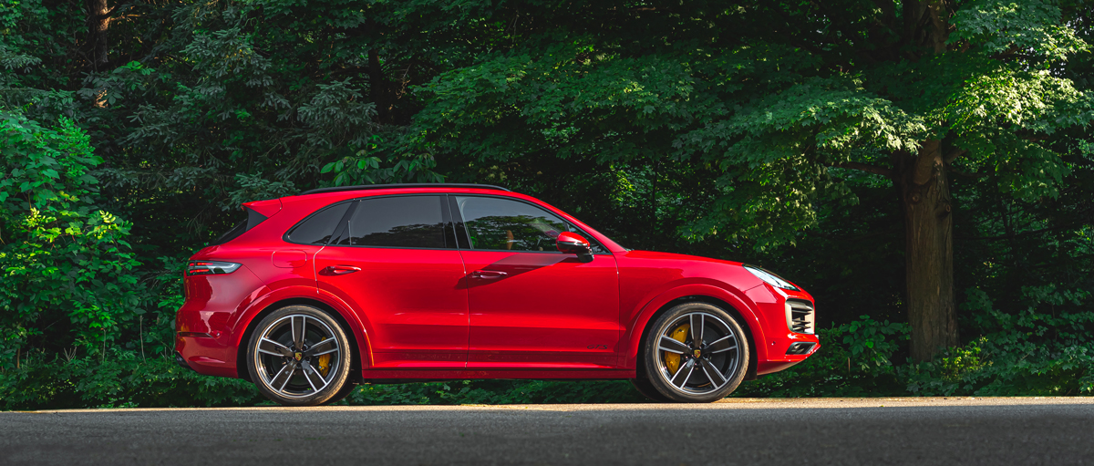 Porsche Cayenne GTS dans la forêt 