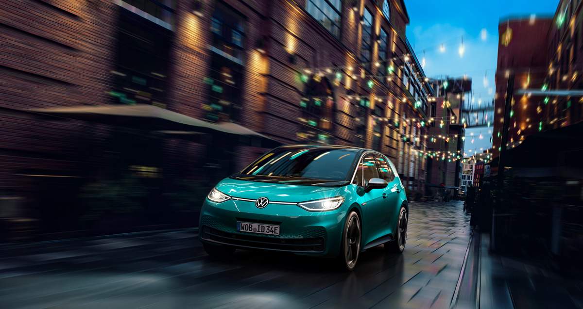 Volkswagen ID3 dans une rue pleine de lumières