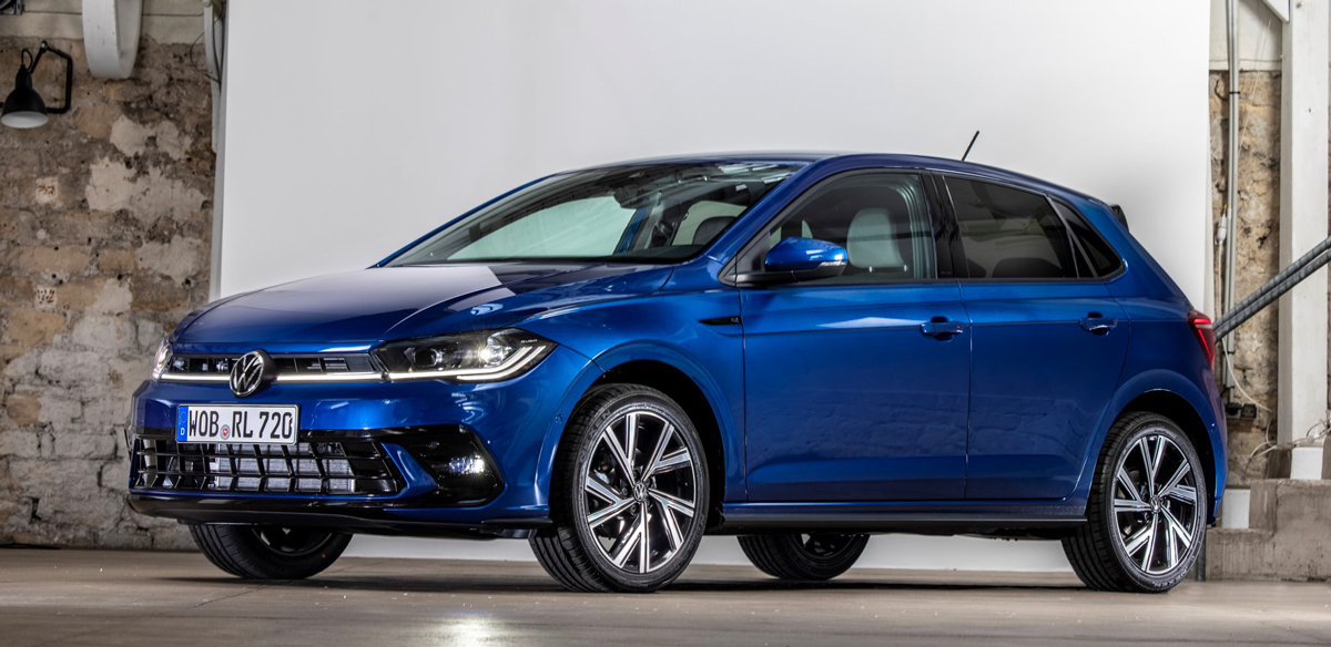 Volkswagen Polo devant une toile blanche