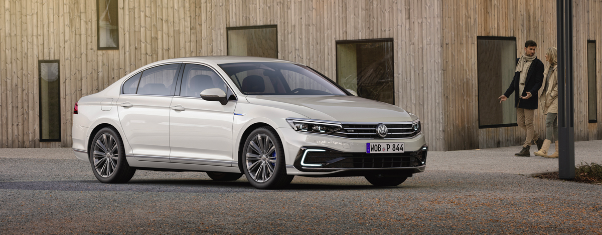 Volkswagen Passat GTE devant un immeuble design