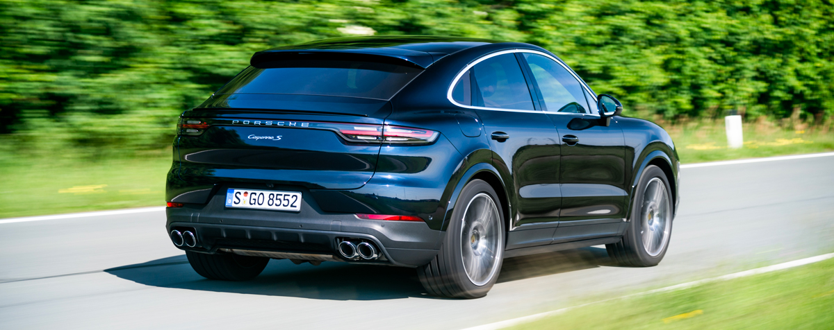 Porsche Cayenne S Coupé dans la forêt 