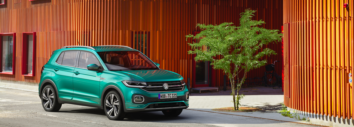 Volkswagen T-Cross devant un immeuble design