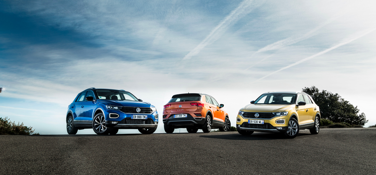 3 Volkswagen T-Roc sous un beau ciel bleu