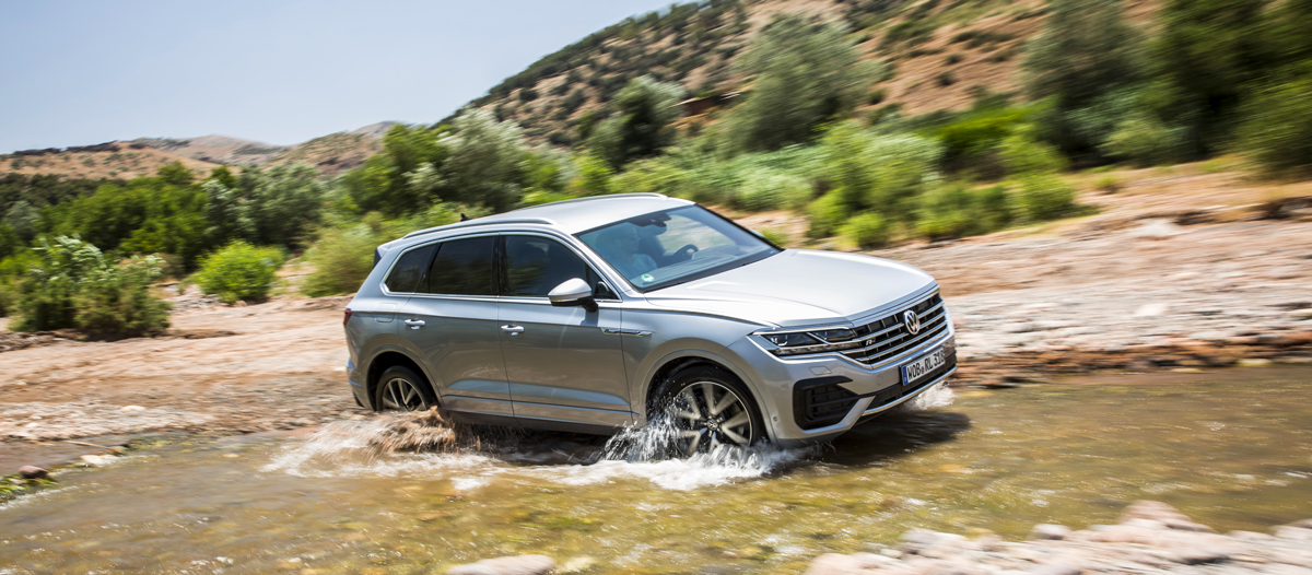 Volkswagen Touareg franchissant un petit cours d'eau au Maroc