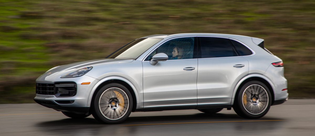 Porsche Cayenne Turbo sous la pluie 
