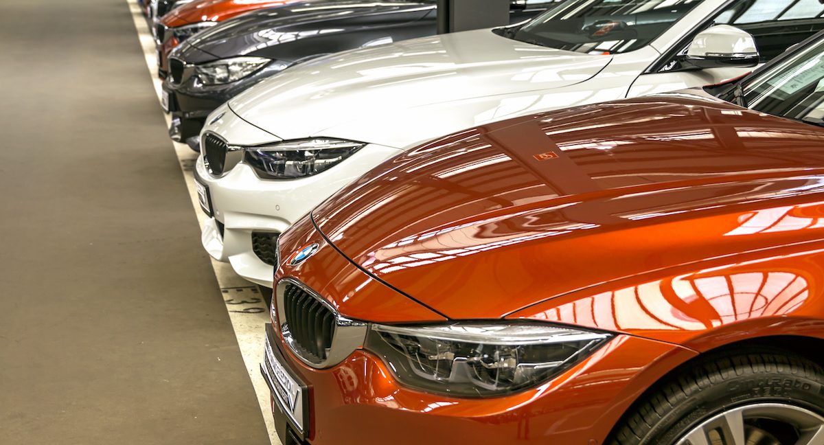 Des BMW dans un showroom pas vraiment luxueux, des berlines BMW alignées et de toutes les couleurs à Nuremberg en Allemagne