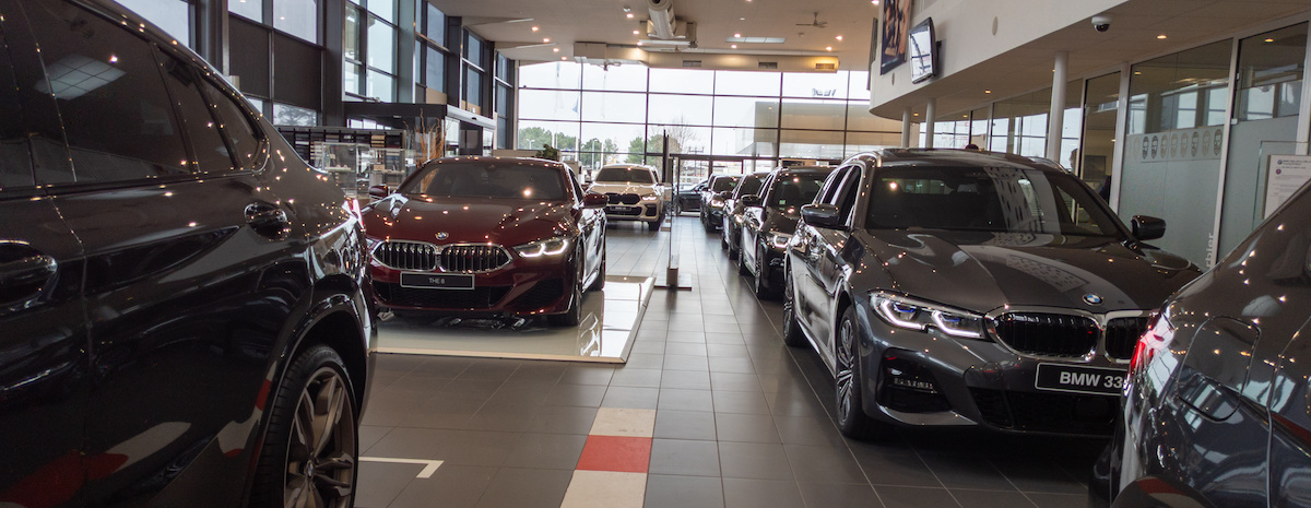 Le showroom d'une concession BMW avec de luxueuses berlines exposées à la vente