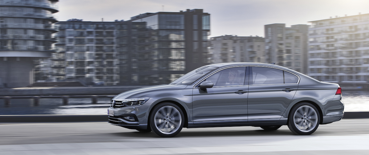 Une Volkswagen Passat roule en ville, quelle est le prix d'une Passat occasion en Allemagne ?