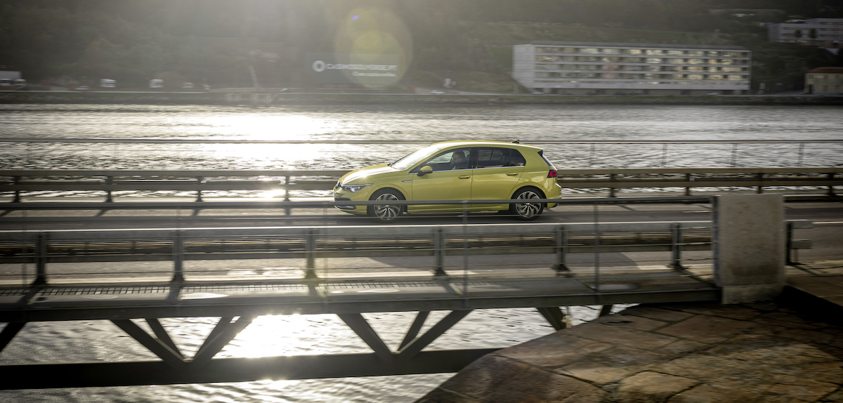 Combien coûte une Volkswagen 8 TDI ou TSI en Allemagne, une Golf 8 sur un pont au soleil