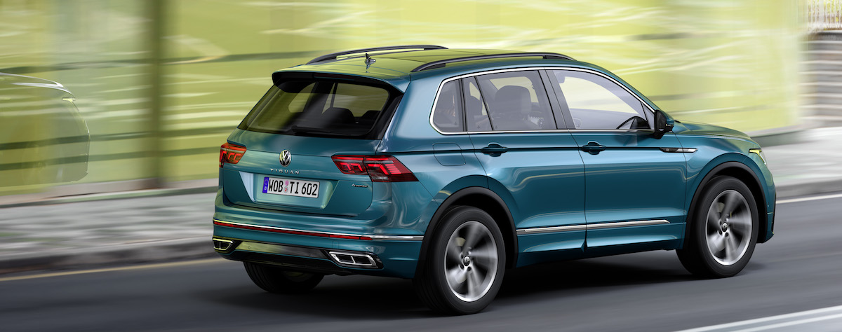 Un Volkswagen Tiguan vert roule en ville, quel est le prix d'un Tiguan en Allemagne ?