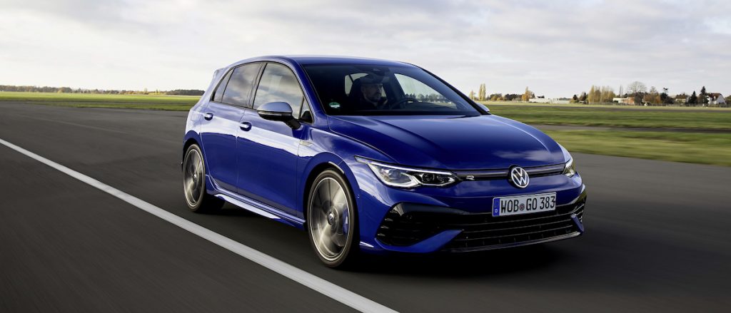 Un Volkswagen Golf R lancée à pleine vitesse sur circuit, quel est le prix d'un VW occasion en Allemagne ?