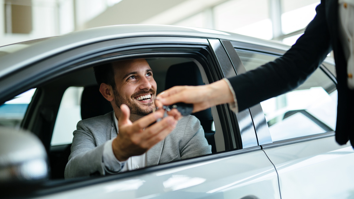 Mandataire automobile apporte les clés au propriétaire de ce nouveau véhicule