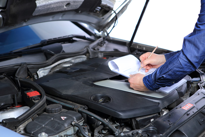 Contrôle technique d'une voiture en cours