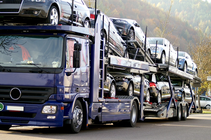 Convoyeur automobile qui transporte plusieurs véhicules