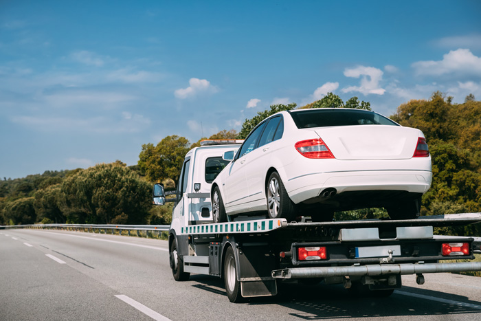 Remorqueuse qui transporte un véhicule 