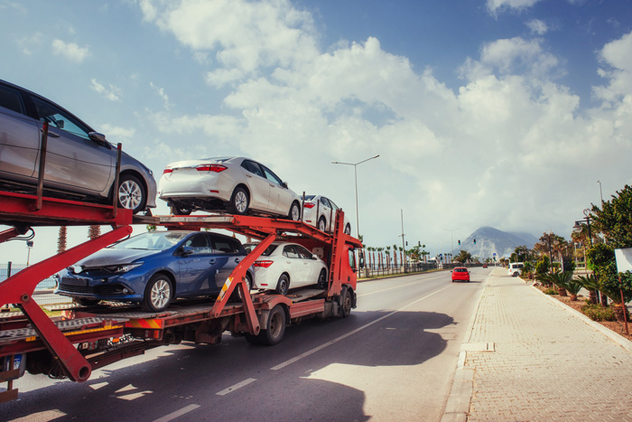 Livraison de voitures par un convoyeur automobile 