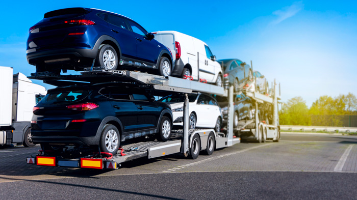 Convoyeur de voiture qui va livrer de nouvelles voitures