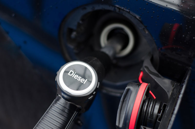 Personne qui met du diesel dans sa voiture