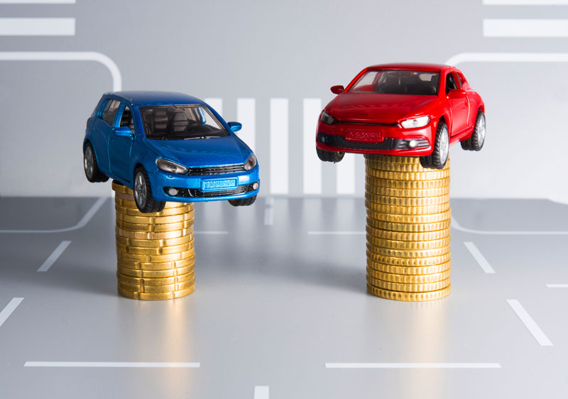 Deux voitures qui représentent une version essence et une diesel