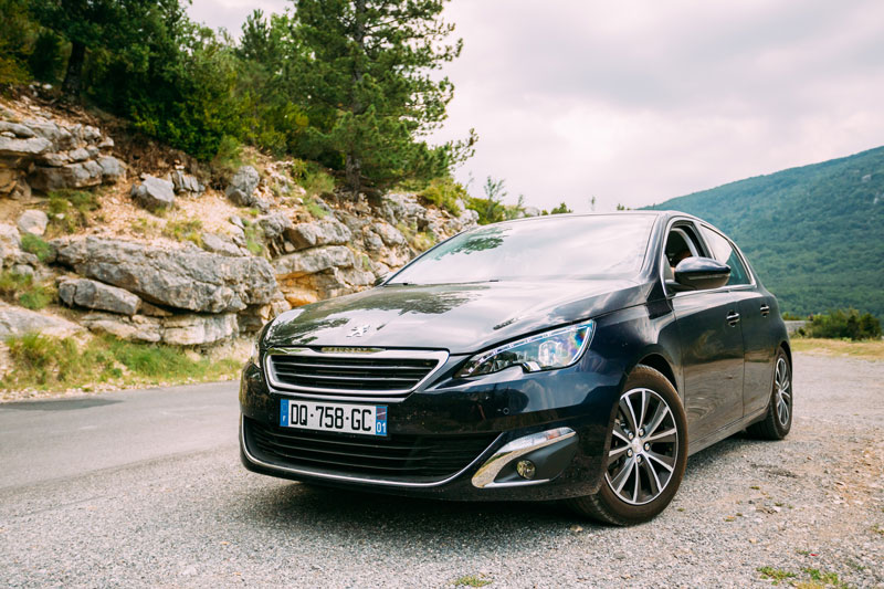 Voiture avec des plaques françaises