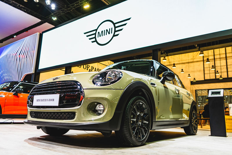 Modèle Mini Hatch 5 portes exposé à un salon