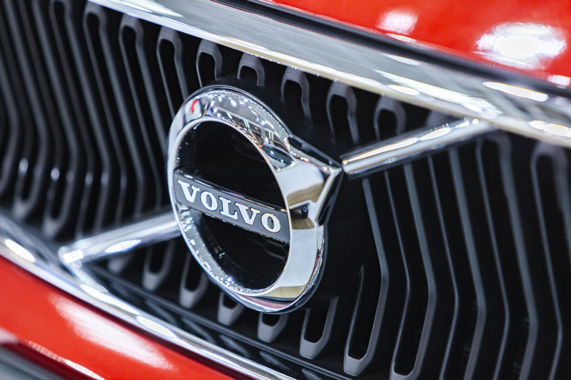 Logo Volvo présent sur une voiture