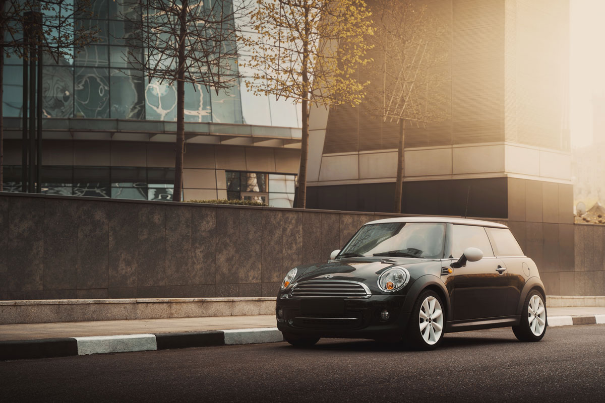 Voiture Mini sur la route