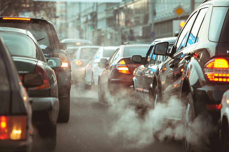 Voitures très polluantes se déplaçant 