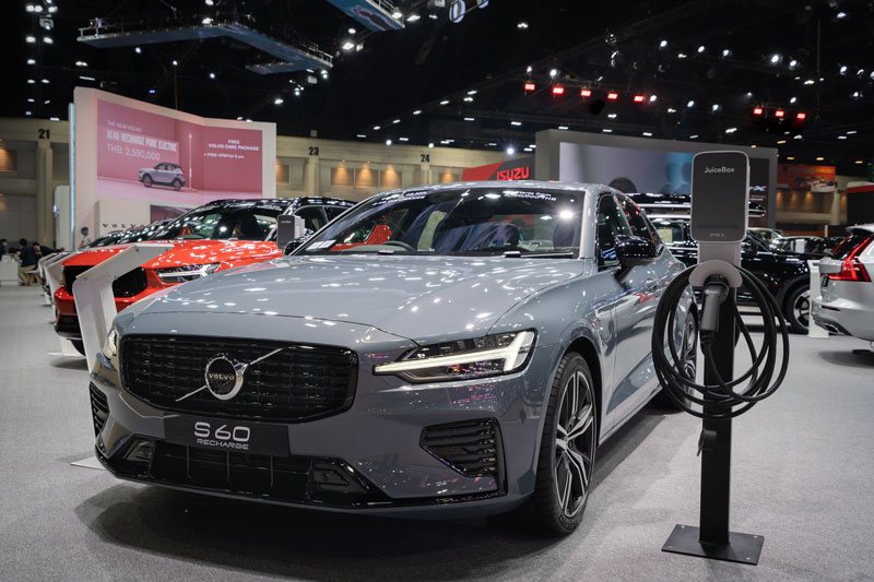 Modèle de Volvo S60 recharge exposé à un salon 