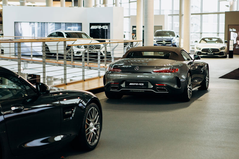 Voitures dans une concession automobile en Allemagne