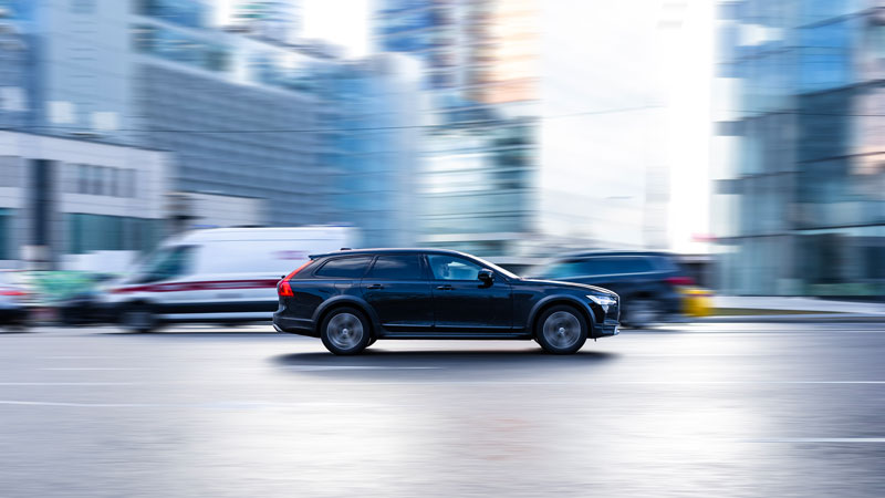 Modèle Volvo V90 sur la route