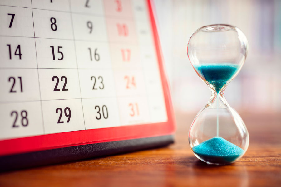 Calendrier et sablier qui expriment le temps qui passe