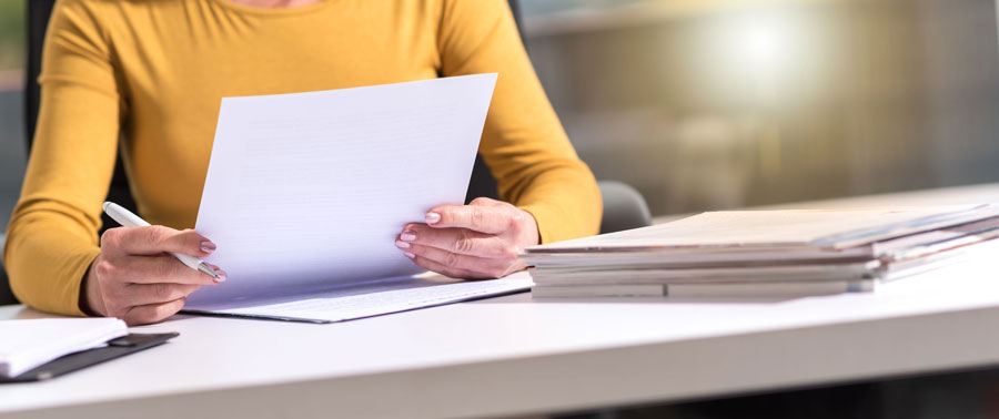 Femme qui tient un document dans ses mains