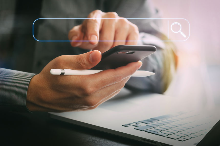Personne qui effectue une recherche internet sur son téléphone