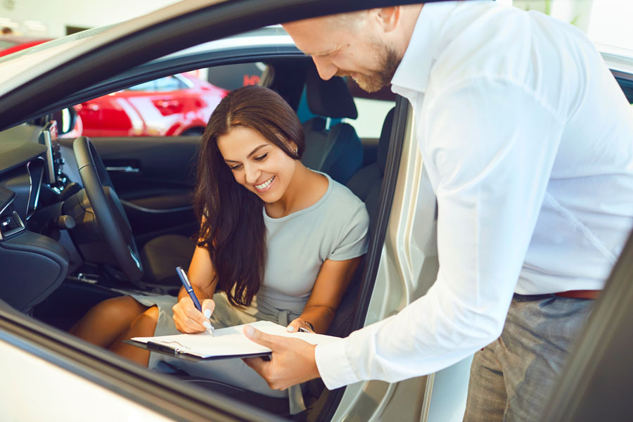 Mandataire automobile qui fait signer un document