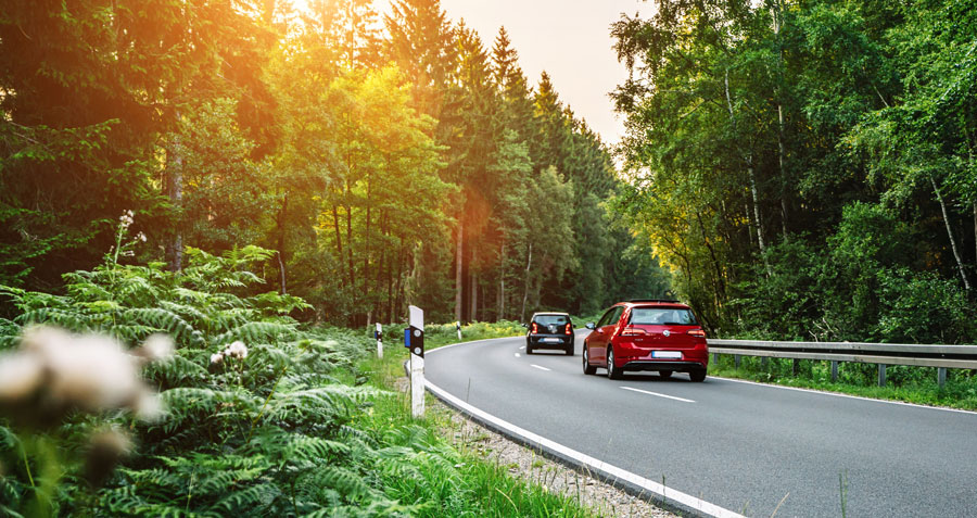 Voitures qui se déplacent sur une route