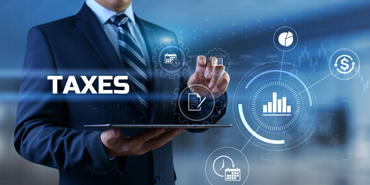 Homme qui utilise son ordinateur pour effectuer des recherches sur les taxes