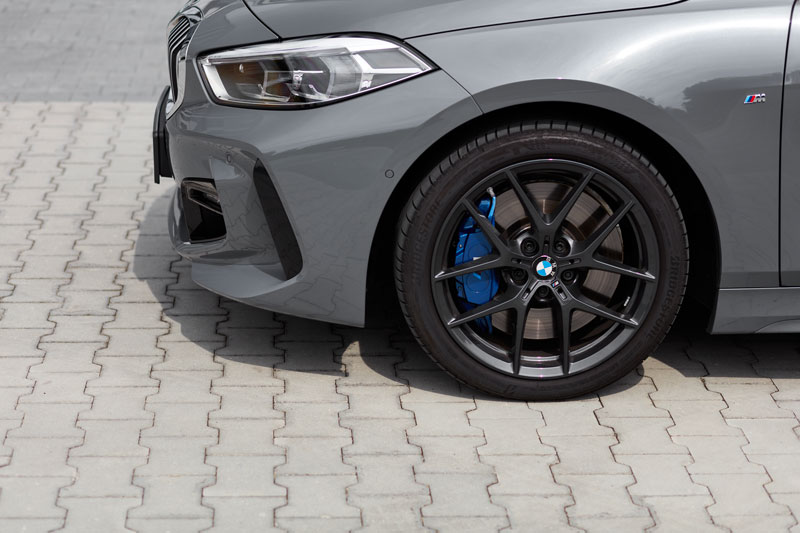 Vue avant d'une BMW Série 1 édition M Sport