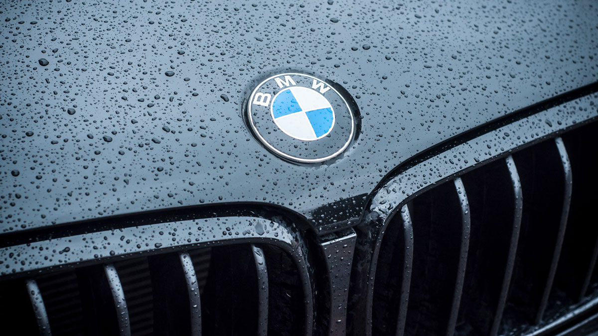 Logo BMW sur un modèle de voiture