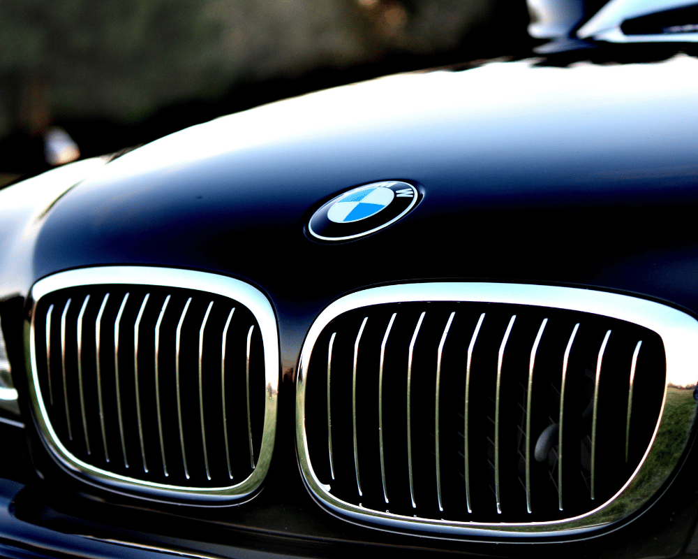 Zoom sur l'avant d'une BMW Série 1