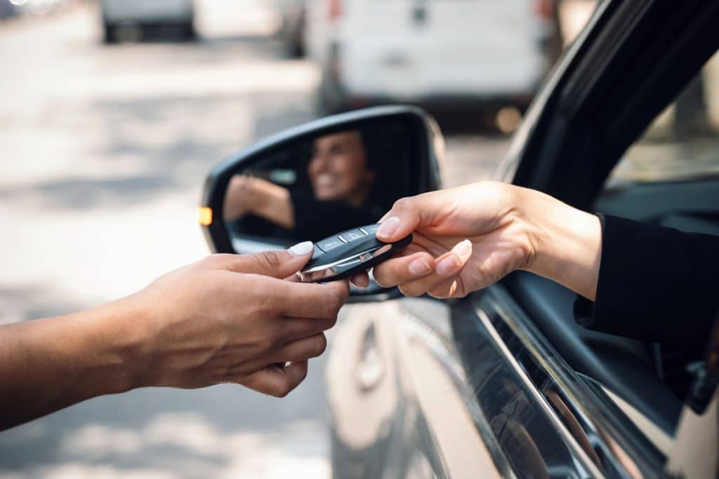 Zoom sur une femme qui récupère les clés de sa voiture