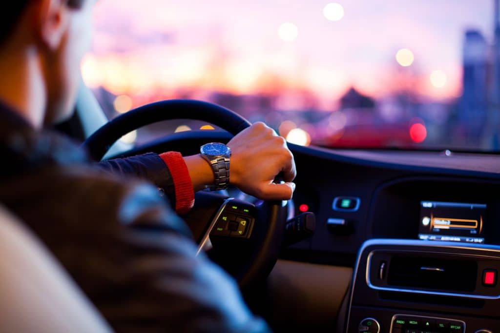 zoom sur une personne qui conduit sa voiture dans la nuit